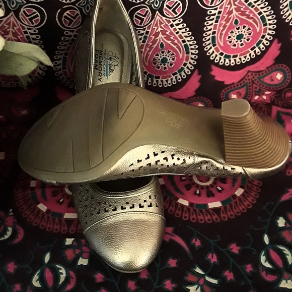 NWOT Life Stride Pumps - Picture 9 of 9